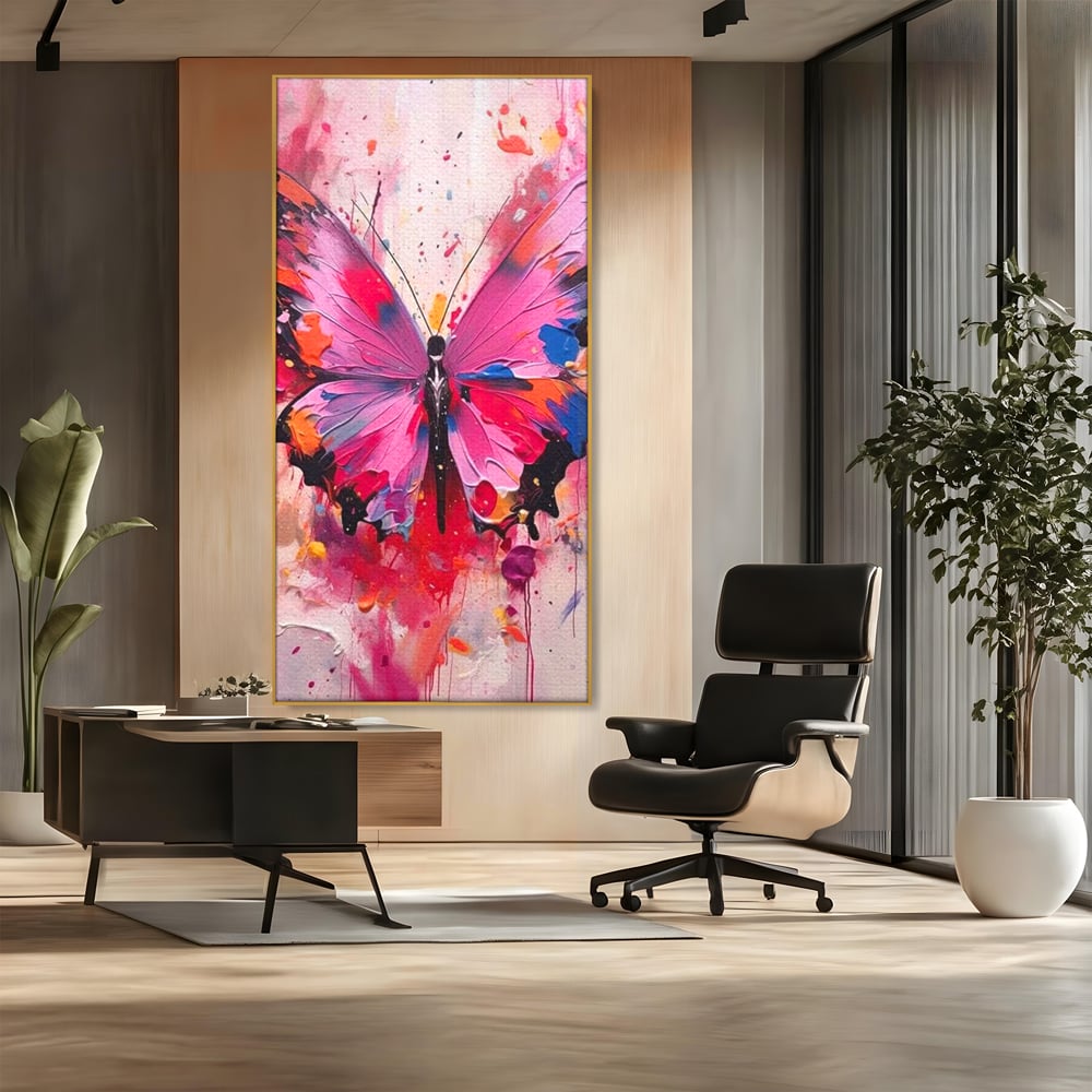 Tablou canvas cu pictura digitala cu fluture roz, in rama de aluminiu auriu, pe perete intr-un birou
